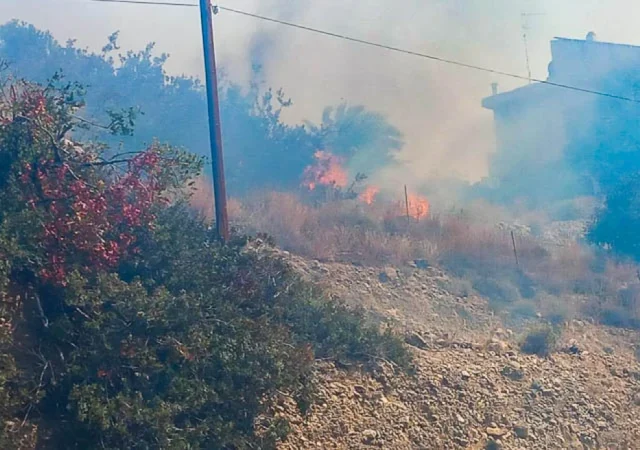 Κρήτη: Διασωληνωμένος ο 74χρονος που τραυματίστηκε από την φωτιά στην Ιεράπετρα 2